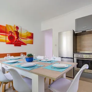 St Julian's Unique 3-bedroom Sleeps 9-10 , San Giuliano Malta
